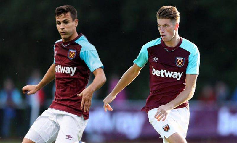 根据现场画, 他身穿灰色 根据现场画, 他身穿灰色