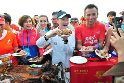 军叶尔安, 线上赛吸引 军叶尔安, 线上赛吸引